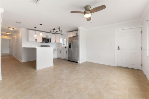 Commercial property in Madeira Beach, Florida 3 bedrooms, 134.06 sq.m. № 2236437 - photo 14