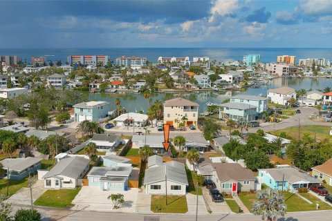 Commercial property in Madeira Beach, Florida 3 bedrooms, 134.06 sq.m. № 2236437 - photo 29