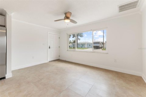 Commercial property in Madeira Beach, Florida 3 bedrooms, 134.06 sq.m. № 2236437 - photo 15