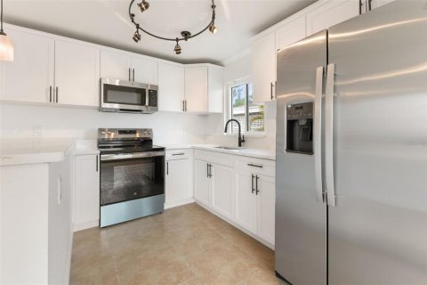Commercial property in Madeira Beach, Florida 3 bedrooms, 134.06 sq.m. № 2236437 - photo 17