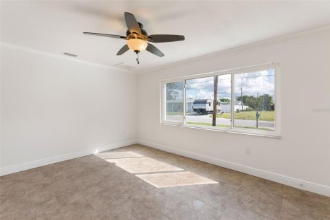 Commercial property in Madeira Beach, Florida 3 bedrooms, 134.06 sq.m. № 2236437 - photo 4