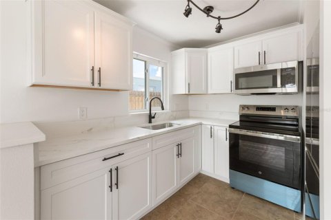 Commercial property in Madeira Beach, Florida 3 bedrooms, 134.06 sq.m. № 2236437 - photo 8