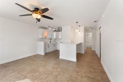 Commercial property in Madeira Beach, Florida 3 bedrooms, 134.06 sq.m. № 2236437 - photo 5
