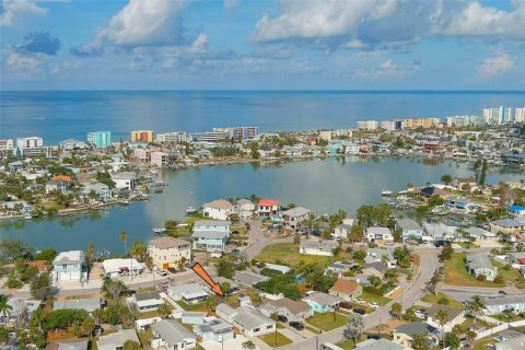 Commercial property in Madeira Beach, Florida 3 bedrooms, 134.06 sq.m. № 2236437 - photo 2