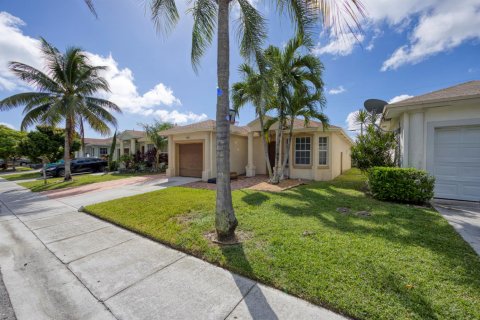 House in Boynton Beach, Florida 3 bedrooms, 112.6 sq.m. № 2190723