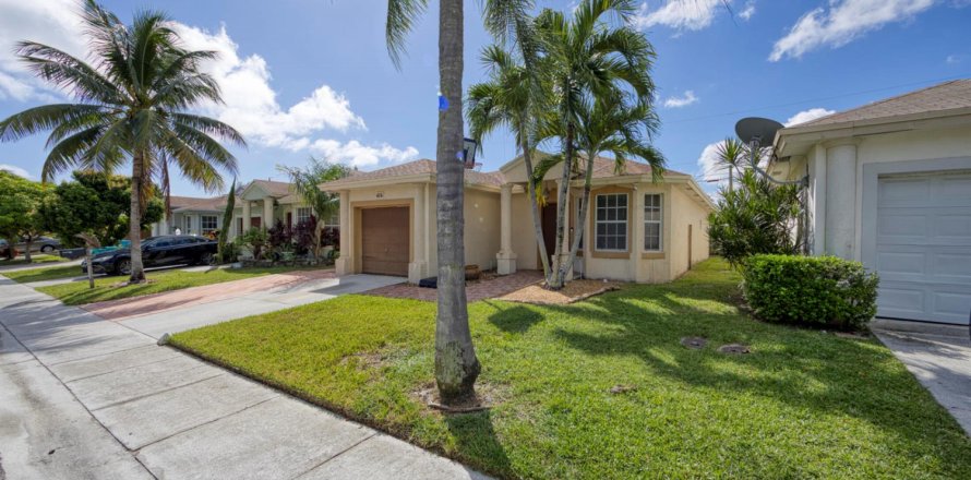House in Boynton Beach, Florida 3 bedrooms, 112.6 sq.m. № 2190723