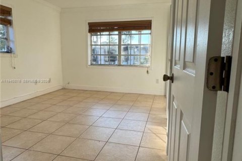 Condo in Miami, Florida, 2 bedrooms  № 2000415 - photo 10