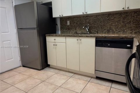 Condo in Miami, Florida, 2 bedrooms  № 2000415 - photo 5