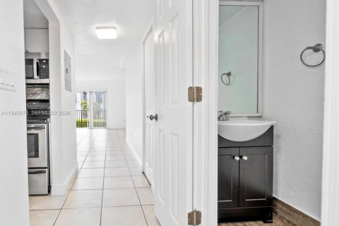 Condo in Miami, Florida, 2 bedrooms  № 2000415 - photo 4
