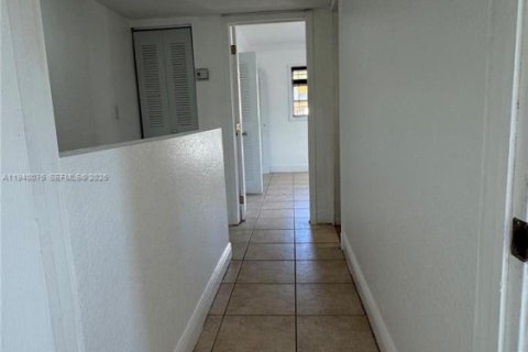 Condo in Miami, Florida, 2 bedrooms  № 2000415 - photo 18