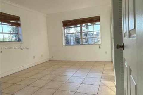 Condo in Miami, Florida, 2 bedrooms  № 2000415 - photo 12