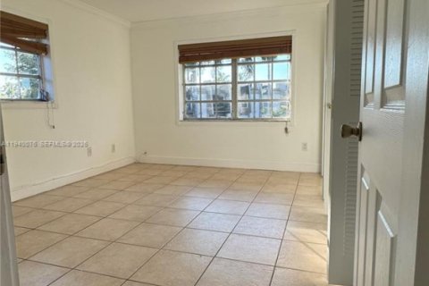 Condo in Miami, Florida, 2 bedrooms  № 2000415 - photo 11