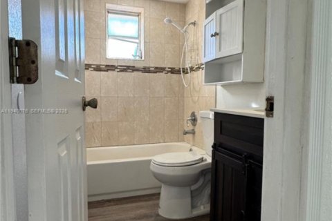 Condo in Miami, Florida, 2 bedrooms  № 2000415 - photo 21