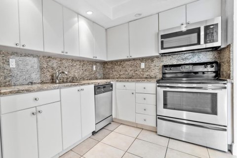 Condo in Miami, Florida, 2 bedrooms  № 2000415 - photo 3