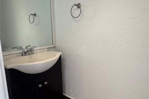 Condo in Miami, Florida, 2 bedrooms  № 2000415 - photo 25