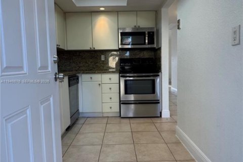 Condo in Miami, Florida, 2 bedrooms  № 2000415 - photo 6