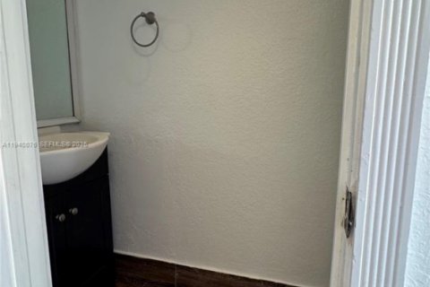 Condo in Miami, Florida, 2 bedrooms  № 2000415 - photo 24