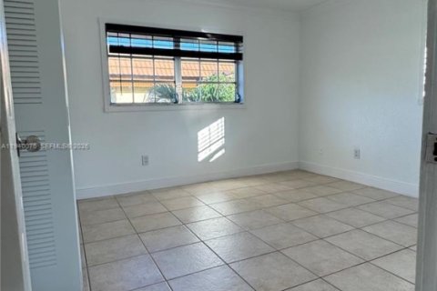 Condo in Miami, Florida, 2 bedrooms  № 2000415 - photo 15