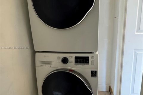 Condo in Miami, Florida, 2 bedrooms  № 2000415 - photo 30