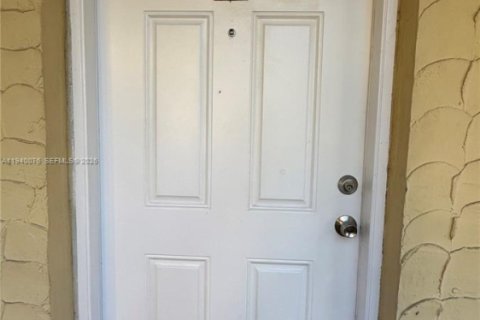 Condo in Miami, Florida, 2 bedrooms  № 2000415 - photo 2