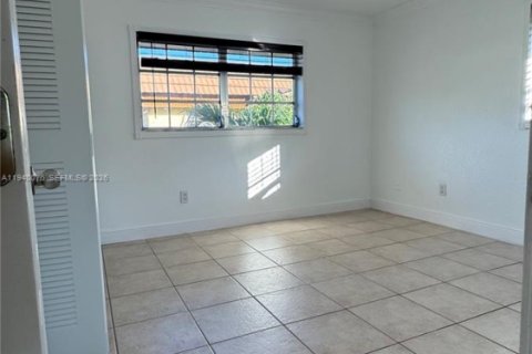 Condo in Miami, Florida, 2 bedrooms  № 2000415 - photo 14