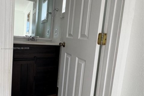 Condo in Miami, Florida, 2 bedrooms  № 2000415 - photo 19