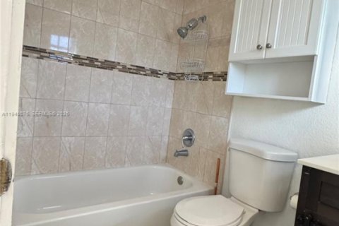 Condo in Miami, Florida, 2 bedrooms  № 2000415 - photo 20