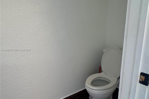 Condo in Miami, Florida, 2 bedrooms  № 2000415 - photo 26