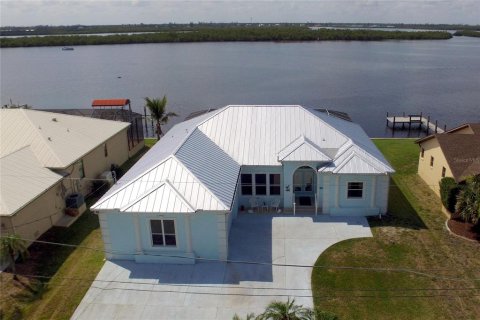 House in Punta Gorda, Florida 3 bedrooms, 238.48 sq.m. № 1762170 - photo 1