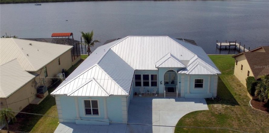 House in Punta Gorda, Florida 3 bedrooms, 238.48 sq.m. № 1762170
