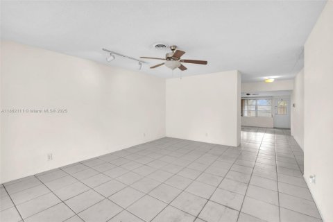 Propiedad comercial en venta en Fort Lauderdale, Florida, 244.43 m2 № 1892030 - foto 26