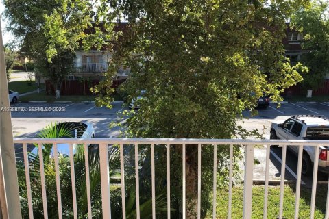 Condo in Miami, Florida, 2 bedrooms  № 2044507 - photo 7