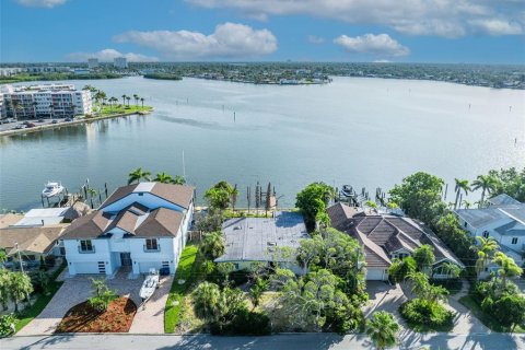 House in South Pasadena, Florida 3 bedrooms, 198.63 sq.m. № 1838200 - photo 5