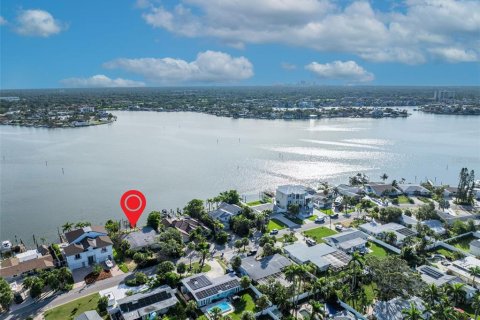 House in South Pasadena, Florida 3 bedrooms, 198.63 sq.m. № 1838200 - photo 9