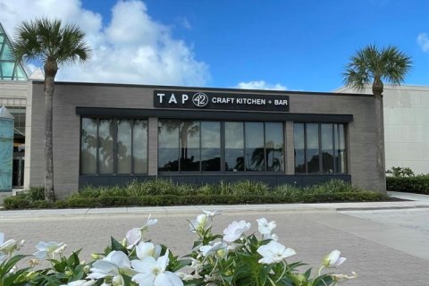 Commercial property in Palm Beach Gardens, Florida № 2087729 - photo 18