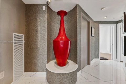 Condo in Miami Beach, Florida, 3 bedrooms  № 1695605 - photo 28