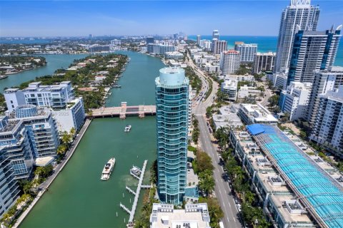Condo in Miami Beach, Florida, 3 bedrooms  № 1695605 - photo 1