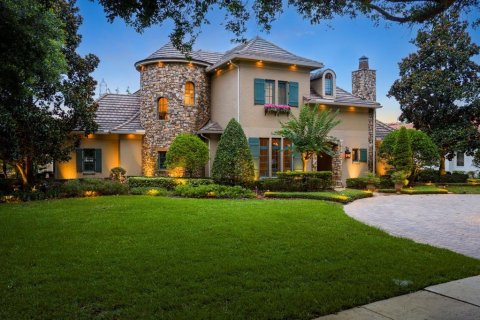 House in Windermere, Florida 5 bedrooms, 551.28 sq.m. № 1778903 - photo 1