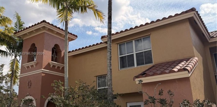 Casa en Pembroke Pines, Florida 3 dormitorios № 2081309