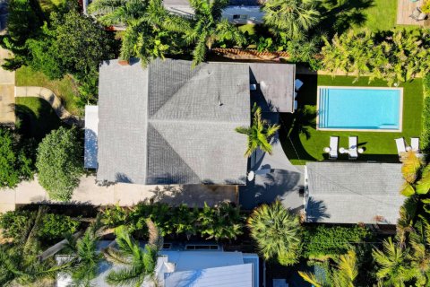 Villa ou maison à louer à West Palm Beach, Floride: 4 chambres, 227.61 m2 № 1019920 - photo 1