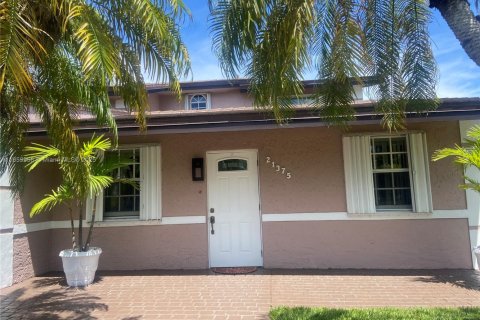 House in Miami, Florida 4 bedrooms, 262.45 sq.m. № 1888395 - photo 8