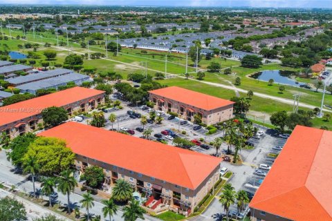 Condominio en venta en Hialeah, Florida, 3 dormitorios, 113.34 m2 № 1832431 - foto 25