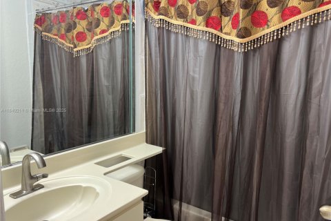 Condominio en venta en Hialeah, Florida, 3 dormitorios, 113.34 m2 № 1832431 - foto 5