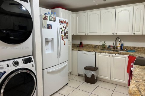 Condominio en venta en Hialeah, Florida, 3 dormitorios, 113.34 m2 № 1832431 - foto 2