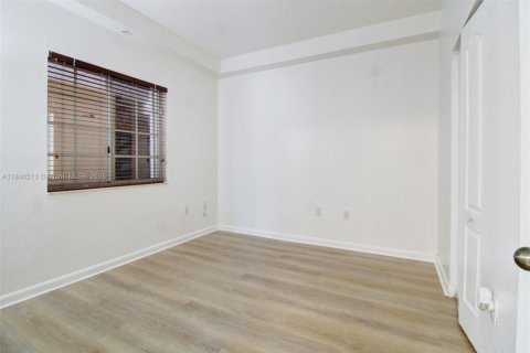 Condominio en venta en Hialeah, Florida, 3 dormitorios, 113.34 m2 № 1832431 - foto 11