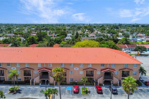 Condominio en venta en Hialeah, Florida, 3 dormitorios, 113.34 m2 № 1832431 - foto 22