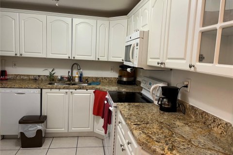 Condominio en venta en Hialeah, Florida, 3 dormitorios, 113.34 m2 № 1832431 - foto 3