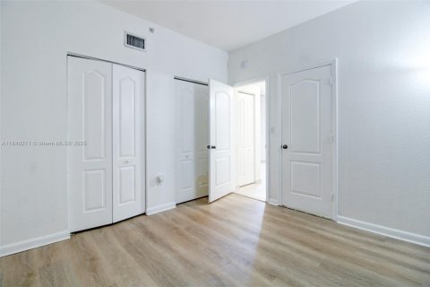 Condominio en venta en Hialeah, Florida, 3 dormitorios, 113.34 m2 № 1832431 - foto 12