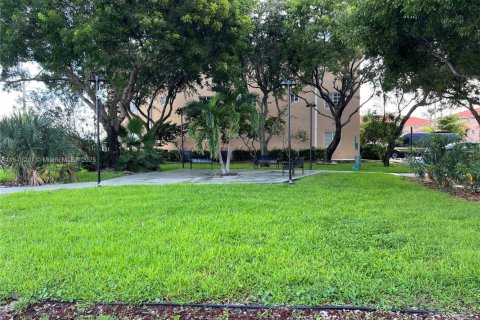 Condominio en venta en Hialeah, Florida, 3 dormitorios, 113.34 m2 № 1832431 - foto 10