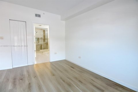 Condominio en venta en Hialeah, Florida, 3 dormitorios, 113.34 m2 № 1832431 - foto 15